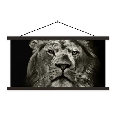 Produktbild von MuchoWow® Textilposter Löwe - Tiere - Porträt - Wildtiere - Schwarz und weiß 120x60 cm mit schwarzem Rahmen - Dekoration Schlafzimmer
