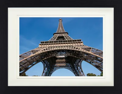 Produktbild von Paris Gerahmtes Bild Mit Edlem Passepartout | Wand-Bilder | Im Bilderrahmen - Eiffelturm, Blick Nach Oben (30 x 40 cm)