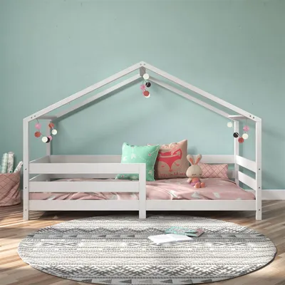 Produktbild von Hausbett RENA aus massiver Kiefer in weiß, schönes Montessori Bett mit Rausfallschutz, stabiles Kinderbett in 90 x 200 cm