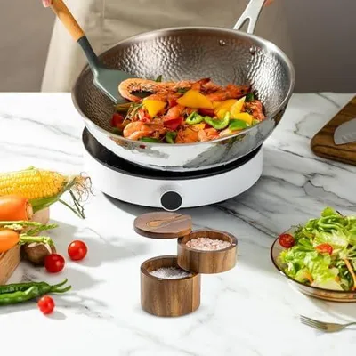 Produktbild von Holz-Salzbehälter mit Löffel und magnetischem Schwenkdeckel zur Aufbewahrung von Salz und Pfeffer für Küche, Esstisch und Arbeitsplatte