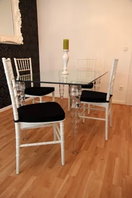 Produktbild von Designer Acryl Esszimmer Set  Weiß/Schwarz - Ghost Chair Table - Polycarbonat Möbel - 1 Tisch + 4 Stühle - Casa Padrino Designer Möbel