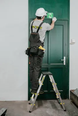 Produktbild von Famanu Klappbare Multifunktionsleiter aus Aluminium - 2 x 4 Stufen, bis 150 kg belastbar
