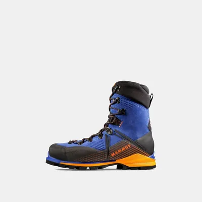 Bergschuh "Kento Mountain High GTX Men" von Mammut in Blau und Schwarz mit orangefarbenen Akzenten.