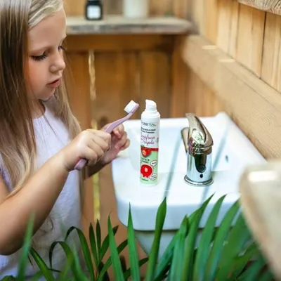 Produktbild von Bio-Kinderzahnpasta ohne Fluorid mit Xylitol und Aloe Vera, ERDBEERE, Azeta Bio