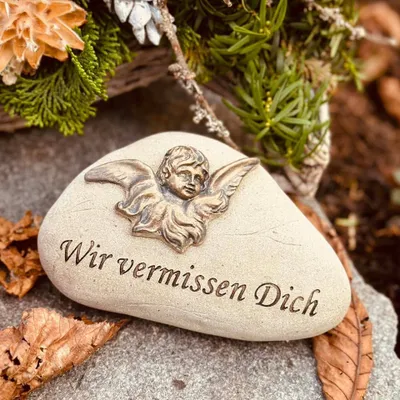 Produktbild von eberin · Großer Gedenkstein mit Motiv "Engel" & Spruch "Wir vermissen Dich" · Sandfarbig
