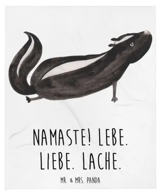 Produktbild von Mr. & Mrs. Panda Decke Stinktier Yoga - Weiß - Geschenk, Bettdecke, Stinker, Kuscheldecke, Skunk, Plaid, Raubtier, Liebe, Namaste, Bettüberwurf, Tagesdecke