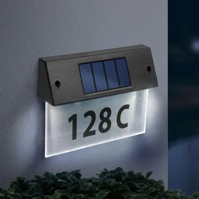 Produktbild von Solarbetriebene, beleuchtete Hausnummernleuchte mit transparentem Plexiglas – Hausnummernschild mit Beleuchtung – Kaltweißes LED-Licht – Automatisches Ein-/Ausschalten – Kabellos – Inklusive Zahlenaufkleber (0-9, AK) – 22 x 16,5 x 5 cm [11446C]