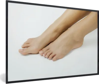 Produktbild von MuchoWow® Gerahmtes Poster Nackte Füße einer Frau 30x20 cm - Poster mit Schwarzem Bilderrahmen Wandposter Rahmen Foto Bilder - Kunstdruck - Bild-Poster