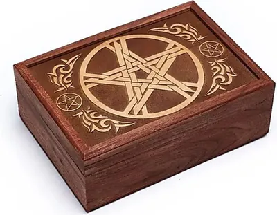 Obrázok produktu pre Tarotová krabička Pentacle Gravírovaná - 17,5x13x6,5 cm