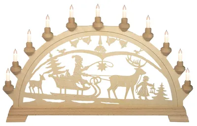 Ein traditioneller Schwibbogen aus Holz zeigt eine winterliche Szene mit einem Schlitten und Rentieren beleuchtet von mehreren kleinen Kerzen die eine warme und festliche Atmosphäre schaffen