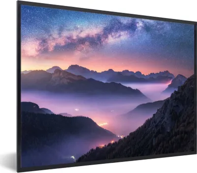 Produktbild von MuchoWow® Gerahmtes Poster Berge - Sternenhimmel - Nebel 80x60 cm - Poster mit Schwarzem Bilderrahmen Wandposter Rahmen Foto Bilder - Schwarzem - Mit Gestell