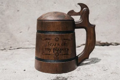 Produktbild von Bierkrug Dungeons & Dragons „Tears of My Players“ – Eichenholzkrug mit Deckel 600 ml | Geschenk für den Spielleiter (RPG) | Fan von Brettspielen