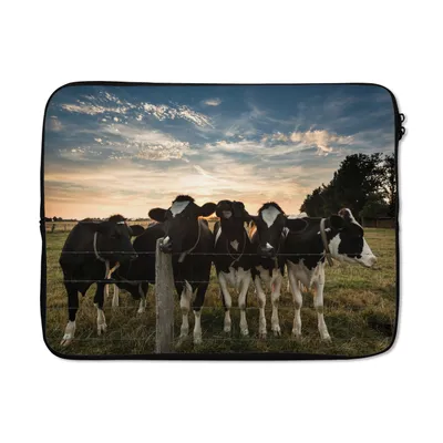Produktbild von MuchoWow® Laptop Hülle 17 Zoll Laptoptasche Tiere - Kuh - Zipper - Schutzabdeckung