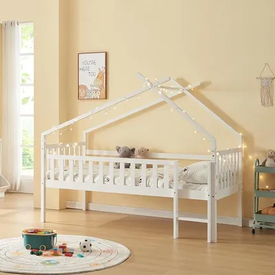 Imagen del producto de Cama infantil Sotkamo, modelo "Hausbett", 90 x 200 cm. Cama de madera para niños con barandillas de protección y escalera. Estructura de madera de pino, color blanco natural