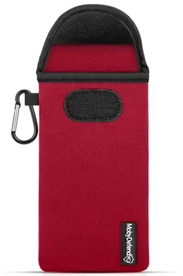 Productafbeelding van MobyDefend Hoesje - Geschikt voor  Motorola Moto G52 -  Neopreen Pouch Met Karabijnhaak - Insteek - Riemlus  - Rood