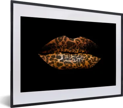Produktbild von MuchoWow® MuchoWow® Gerahmtes Poster Lippen - Tigerdruck - Schwarz 40x30 cm - Poster mit zchwarzem Bilderrahmen - Bilderrahmen - Poster im Rahmen