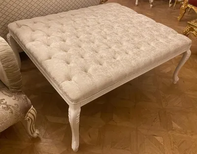 Produktbild von Casa Padrino Luxus Barock Hocker Creme / Weiß - Riesiger Sitzhocker im Barockstil - Barock Fußhocker - Wohnzimmer Möbel im Barockstil - Barockstil Möbel - Barock Möbel - Edel & Prunkvoll