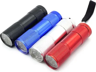 Produktbild von 18-teiliges Mini-LED-Taschenlampen-Set aus robustem Aluminium mit je 6 LEDs und 20 Lumen Lichtleistung pro Lampe. Jede Lampe verfügt über einen rutschfesten Griff und eine praktische Trageschlaufe. Inklusive 54 AAA-Hochleistungsbatterien – sofort einsatzbereit nach Entfernen der Isolierfolie. Ideal für Camping, Radfahren, Klettern, Schulprojekte oder als kindgerechtes Geburtstagsgeschenk. Leicht, kompakt und langlebig – die kleine, aber starke Lichtquelle für drinnen und draußen.