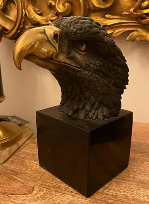 Produktbild von Casa Padrino Luxus Bronze Deko Skulptur Adlerkopf Schwarz / Gold 10 x 17 x H. 22 cm - Bronze Figur mit Marmorsockel - Wohnzimmer Deko - Schreibtisch Deko - Deko Accessoires