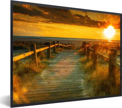 Produktbild von MuchoWow® Gerahmtes Poster Sonne - Strand - Düne - Horizont - Gras - Weg - Orange 80x60 cm - Poster mit Schwarzem Bilderrahmen Wandposter Rahmen Foto Bilder - Schwarzem - Mit Gestell