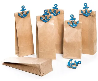 Produktbild von 6 Stück kleine braune Papiertüten 7 x 4 x 20,5 cm + 6 maritime blau weiße Fisch-Klammern Zierklammern Deko-Klammern mit 5 x 2,7 cm Geschenktüten Tütchen für give-aways KommunionAnker, braune Tüte / 6 Stück
