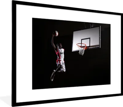 Produktbild von MuchoWow® Gerahmtes Poster Ein Basketballspieler wirft den Basketball in den Korb 80x60 cm - Poster mit Schwarzem Bilderrahmen Wandposter Rahmen Foto Bilder - Schlafzimmer-Dekorationen - Fotoposter