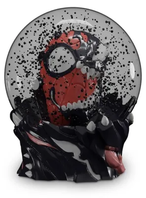 Produktbild von Marvel Spiderman Schneekugel mit winterlicher Szene und Spiderman-Sockel handbemalt 8x9x11 cm