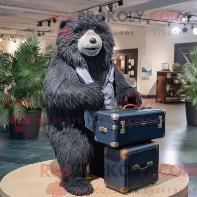 Produktbild von Navy REDBROKOLY Faultier Bär Maskottchen Kostüm Figur bekleidet mit einem Henley Shirt und Aktentaschen