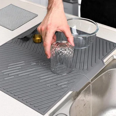 Produktbild von Unyqoos® Silikon-Abtropfmatte 40 x 30 cm – geneigte Oberfläche mit Rillen für effiziente Wasserableitung, faltbar auf 2 cm, rutschfest, inkl. Edelstahlschwamm
