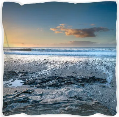 Produktbild von Wallario Premium Kissen, weiche Oberfläche, mit Motiv Einsamer Strand in Cornwall  England, Größe: 30 x 30 cm, mit weißer Rückseite