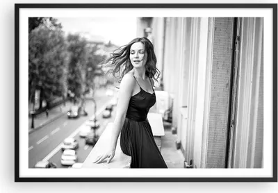 Produktbild von Gerahmtes Poster - Schwarzer Rahmen - Frau Balkon Straße - 91,5x61 cm - Wand Bild - Wanddeko - Wandbilder - Kunstposter - Wandposter - Bilderrahmen - Bilder - Kunstdruck - P2BAA91x61-5017