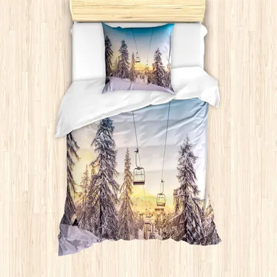 Produktbild von ABAKUHAUS Winter Bettbezug Set, Berge mit Skipisten und Lifte in der Nähe von Skizentrum Winterurlaubsorte, 135 x 200 cm + 80 x 80 cm, Mehrfarbig