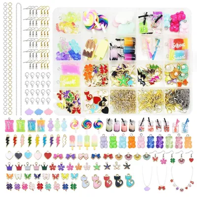 Immagine prodotto di Set di ciondoli assortiti da 420 pezzi, ideale per creare gioielli fai-da-te, con motivi come bubble tea, farfalle e orsetti gommosi, perfetto per braccialetti, orecchini e portachiavi