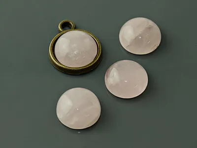 Produktbild von Vintageparts 2 Cabochons aus Rosenquarz in rosa, 10 mm