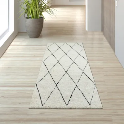 Obrázok produktu pre Elegantný koberec s kosoštvorcovým vzorom v čiernej a bielej farbe, rozmery – 80 x 150 cm