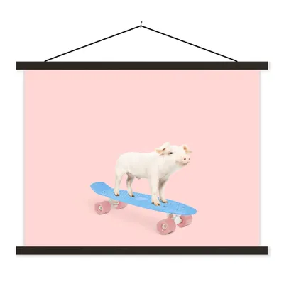 Produktbild von MuchoWow® Textilposter Schwein - Rosa - Skateboard - Blau - Tiere 150x113 cm mit schwarzem Rahmen - Wohnzimmer