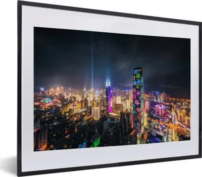 Produktbild von MuchoWow® MuchoWow® Gerahmtes Poster Die Skyline von Shenzhen mit dem beleuchteten Kingkey 100 40x30 cm - Poster mit zchwarzem Bilderrahmen - Bilderrahmen - Poster im Rahmen