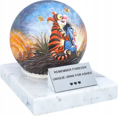 Produktbild von Eine Handbemalte Urne Für Ein Kind Mit Einem Tiger Und Einem Esel Aus Winnie The Pooh