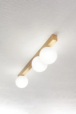 Immagine prodotto di Plafoniera Moderna a 3 Luci in Metallo Oro Opaco con Diffusori Sferici in Vetro Bianco Acidato - Design Elegante 60 cm - Perenz