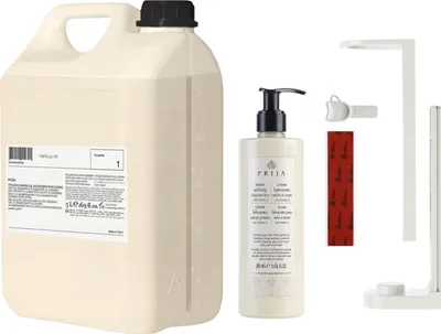 Obrázek produktu pro Koupelnová sada PRIJA: bílý držák na lahve, 380ml hydratační krém + 5l zásoba
