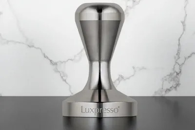 Produktbild von Tamper 51 mm Premium Kaffeemehl-Presser von Luxpresso Barista - aus massivem Edelstahl V2A glanzgedreht – geeignet für Siebträger & Espressomaschinen