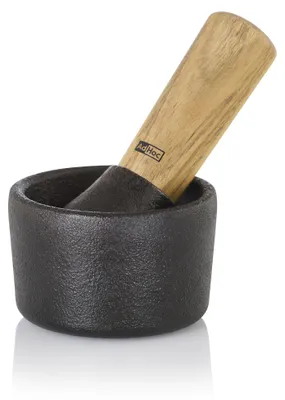 Obrázek produktu pro AdHoc, kamuflážní mlýnek na koření. Materiál: litina/akátové dřevo. Rozměry: průměr 8 cm, výška 5 cm. Rozměry tloučku: průměr 4,2 cm, výška 12,8 cm