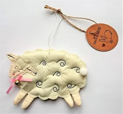 Produktbild von Sass & Belle Schäfchen mit rosa Schleife und Glöckchen für die Osterdekoration - 11 x 7 x 0,8 cm