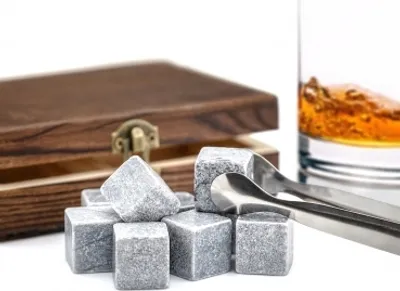 Produktbild von 9er Set Whisky-Steine Premium Selection in edler Box Geschenk Set Whiskysteine für Getränke "on the rocks" Eiswürfel Kühlsteine Whiskeysteine in Holzbox mit Samtbeutel und Zange