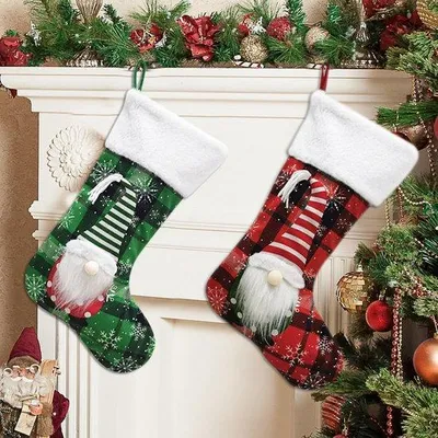 Produktbild von ODOOKON 2 Stück 3D-Weihnachtssocken, große Weihnachtsmann-Motiv, Weihnachtswichtel, Elfen. Weihnachtssocken zum Aufhängen am Kamin für die Familie, Weihnachtsdekoration, Weihnachtsfiguren, Partydekoration für die Feiertage