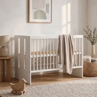 Obrázok produktu pre Detská postieľka s bočnicami Paula, 120x60 cm, biela. Drevená postieľka s nastaviteľnou výškou a odnímateľnými bočnicami. Základné vybavenie detskej izby v škandinávskom štýle, Obrázok generovaný UI