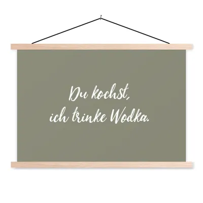 Produktbild von MuchoWow® Textilposter Sprichwörter - Du kochst, ich trinke Wodka - Trinken - Zitate - Kochen 60x40 cm mit holzfarbenen Rahmen - Bilder