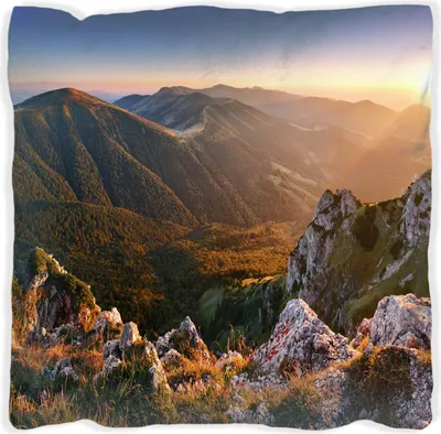Produktbild von Wallario Premium Kissen, weiche Oberfläche, mit Motiv Berglandschaft mit Sonnenuntergang in der Slowakei, Größe: 40 x 40 cm, mit weißer Rückseite