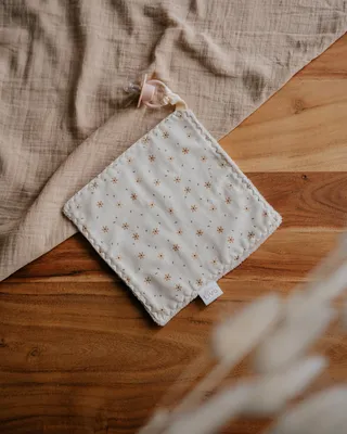 Produktbild von Little Livo Schnullertuch Baby Quadratisch – Handgefertigtes Schmusetuch – Baumwolle & Fleece – 20 x 20 cm – Sternblumen-Print