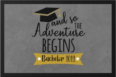 Produktbild von Bachelor 2022 Fußmatte And so the Adventure Begins Bachelorabschluss Geschenk Absolvent Studium